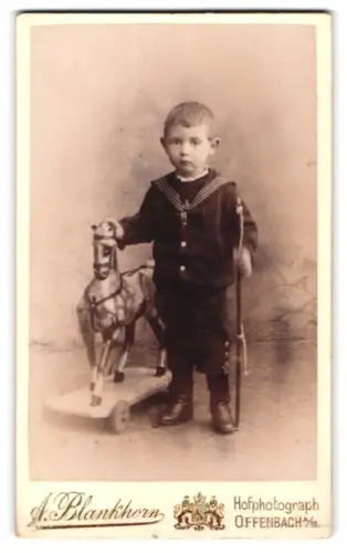 Fotografie Albert Blankhorn, Offenbach am Main, Frankfurterstrasse 35, Kleiner Junge mit Spielzeugpferd