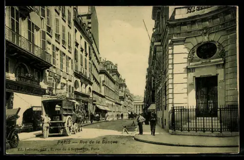 AK Paris, Rue de la Banque avec calèches et passants