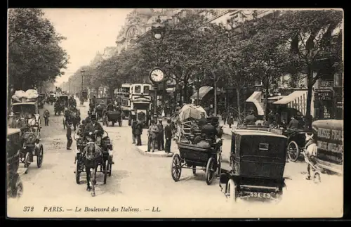 AK Paris, Le Boulevard des Italiens avec voitures et passants animés