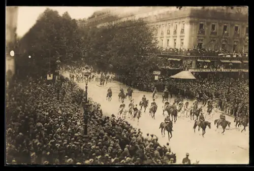 AK Paris, Place de l`Opéra, La Cavalerie Marocaine lors du défilé du 14 juillet 1919