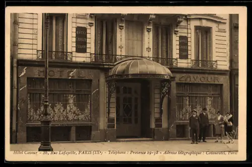 AK Paris, Entrée de l`Hôtel Cavour, 36 Rue Lafayette avec passants devant l`hôtel