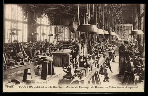 AK Paris, Ecole Boulle, 57, Rue de Reuilly, Atelier de Tournage, du Bronze, du Cuivre fondu et repoussé