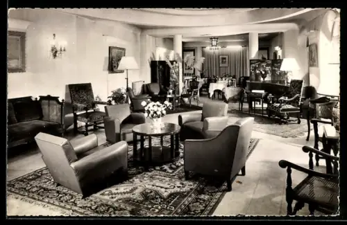 AK Paris, Intérieur élégant de l`Hôtel Cécilia avec mobilier raffiné et décoration soignée, 11, Avenue Mac-Mahon