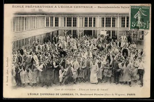 AK Paris, Cour de récréation à l`École Duvignau de Lanneau, élèves en tenue de travail