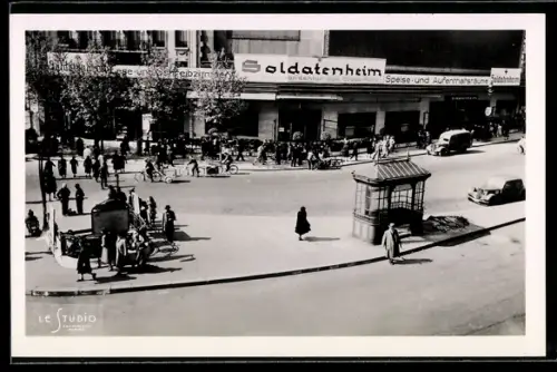 AK Paris, Place Clichy, Scène animée devant le Soldatenheim avec passants et véhicules