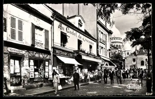 AK Paris, Place du Tertre, ambiance animée devant le Cadet de Gascogne et la Basilique du Sacré-Coeur