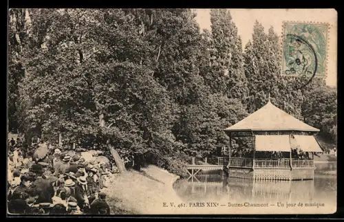 AK Paris, Buttes-Chaumont, Un jour de musique au bord du lac avec pavillon et foule réunie