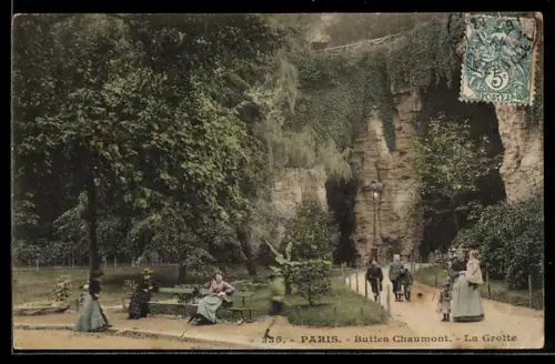 AK Paris, Buttes Chaumont, La Grotte, Promenade dans le parc