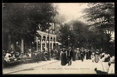 AK Paris, Buttes Chaumont, Café du Lac, promenade animée avec des visiteurs élégants