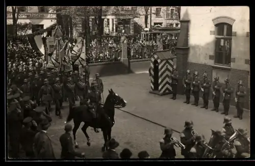 Foto-AK Lübeck, Einzug der Soldaten in die Kaserne