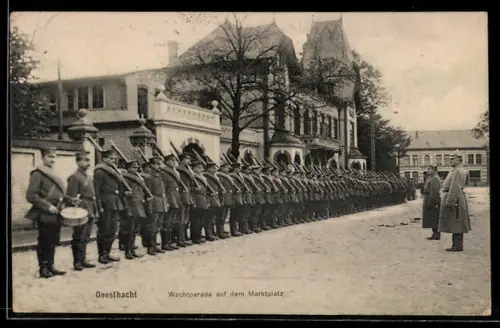 AK Geesthacht, Soldaten bei der Wachtparade auf dem Marktplatz mit geschulterten Gewehren