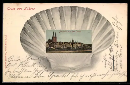 Grusskarten-AK Lübeck, Totalansicht des Ortes von der Trave in einer Muschel