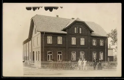 Foto-AK Kühsen, Partie vor einer Villa mit Garten