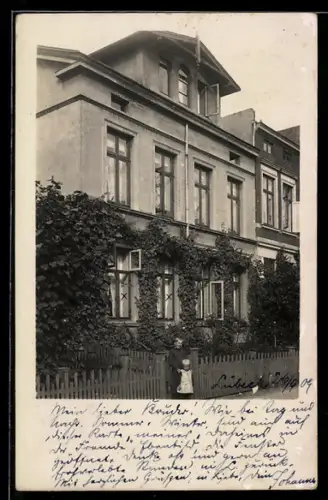 AK Lübeck, Partie vor einem Wohnhaus mit kleinem Garten
