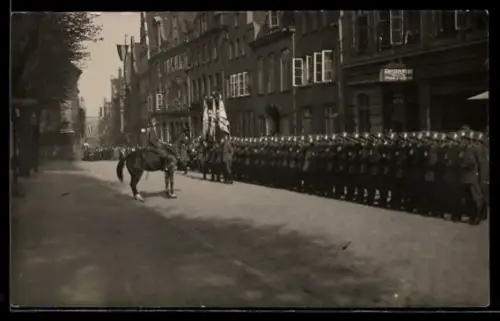 Foto-AK Lübeck, Soldaten vor dem Restaurant von Paul Richter