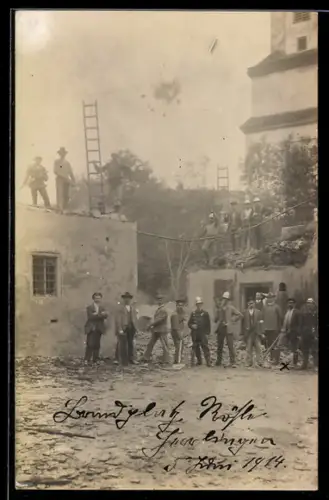 Foto-AK Berlingen, Brandplatz Rösle 5.6.1914, Feuerwehrmänner am Haus