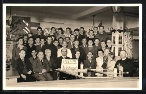 Foto-AK Winnenden /Waiblingen, Teilnehmer am Beiz- und Polierkurs der Zweihorn-Werke 1950