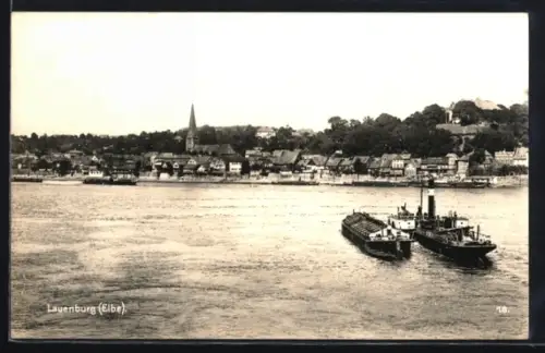 AK Lauenburg /Elbe, Ortsansicht mit Kirche von der Elbe aus, Schleppdampfer mit Barke
