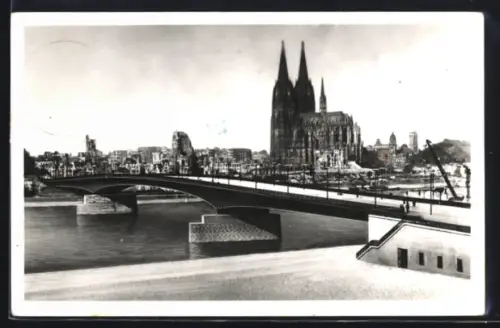Foto-AK Köln, Blick auf die Stadt mit Kölner Dom und Rheinbrücke