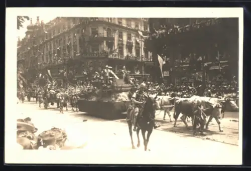 AK Frankfurt a. M., Festumzug vor dem Geschäftshaus Aumann & Rapp, Panzer, Ochsengespann
