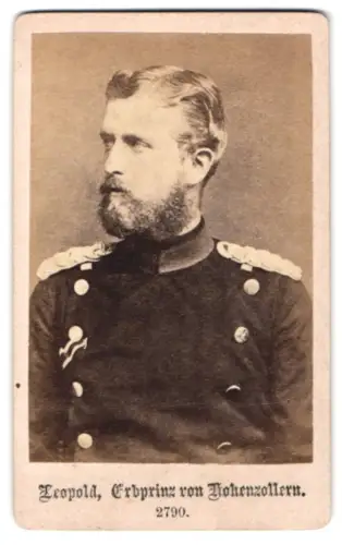 Fotografie unbekannter Fotograf und Ort, Leopold, Erbprinz von Hohenzollern im Überrock mit Band zum EK II-1870