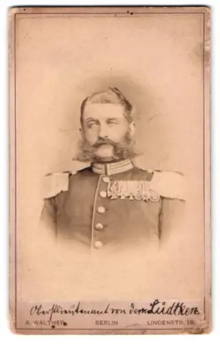 Fotografie A. Walther, Berlin, Lindenstr. 16, Oberst-Ltn. von der Lüdtken in Gardeuniform, Ordensspange m 6 Ehrenzeichen