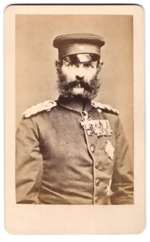 Fotografie unbekannter Fotograf und Ort, Generallieutenant Graf Bismarck-Bohlen mit Kronenorden mit Schwertern