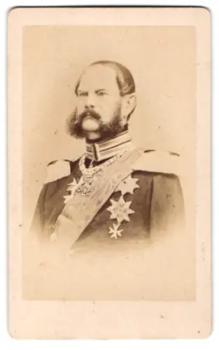Fotografie unbekannter Fotograf und Ort, Prinz Carl von Preussen in Gardeuniform