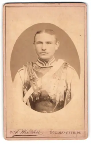 Fotografie A. Walther, Berlin, Hollmann-Str. 16, Garde-Kürassier in Koller mit Kürass und Schärpe