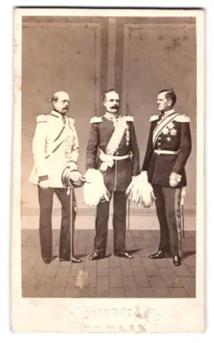 Fotografie unbekannter Fotograf und Ort, Fürst Otto von Bismarck, Generalfeldmarschall Moltke, General-Ltn von Roon