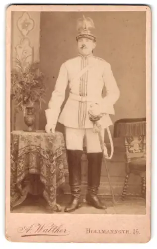 Fotografie A. Walther, Berlin, Hollmann-Str. 16, Garde-Kürassier des Garde du Corps im Parade-Koller m. Helm u. Pallasch