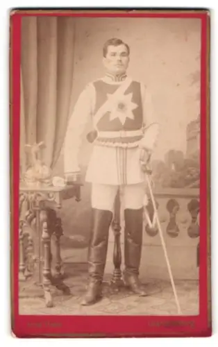 Fotografie Ernst Thiele, Charlottenburg, Berliner Str. 80, Garde-Kürassier vom Garde du Corps im Koller mit Supraweste