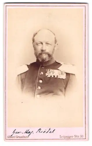 Fotografie Albert Grundner, Berlin, Generalmajor Carl Julius Riedel mit EK II 1870, Rotem Adlerorden und Kronenorden