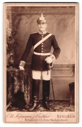 Fotografie Otto Hofmann, Berlin, Besselstr. 12, Garde-Kürassier in Uniform mit Pickelhaube und Säbel