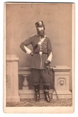 Fotografie Mayall, London, Regent Street 224, Thomas Heron Jones, 7th Viscount Ranelagh von Irland in Uniform m. Säbel