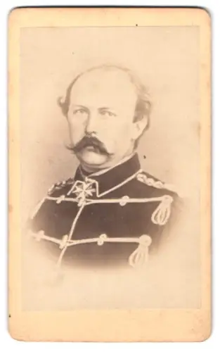 Fotografie unbekannter Fotograf und Ort, Prinz Friedrich Karl von Preussen in Husaren-Attila mit Pour le Merite