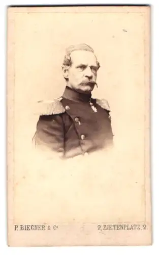 Fotografie P. Biegner, Berlin, Zietenplatz 2, Generalleutnant von Roon im Überrock mit Pour le Merite