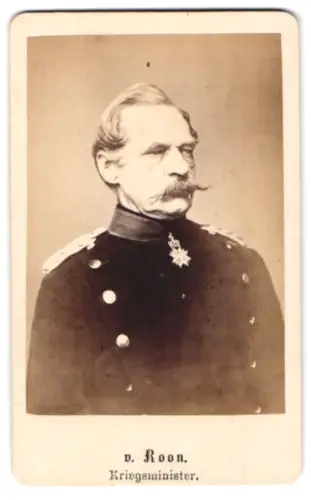 Fotografie unbekannter Fotograf und Ort, Kriegsminister von Roon im Überrock mit Pour le Merite