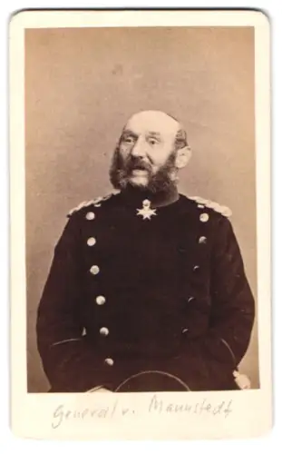Fotografie unbekannter Fotograf und Ort, General von Manstein im Überrock mit Pour le Merite mit Krone