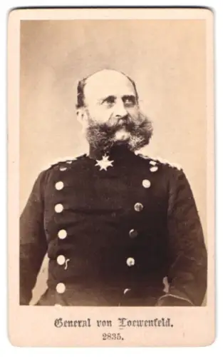 Fotografie unbekannter Fotograf und Ort, General von Loewenfeld im Überrock mit Pour le Merite