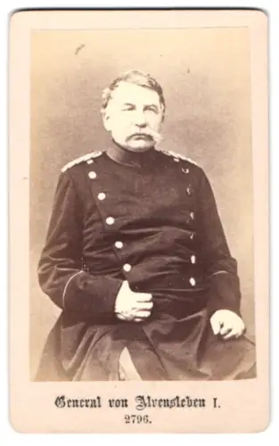 Fotografie unbekannter Fotograf und Ort, General von Alvensleben I im Überrock
