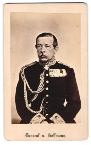 Fotografie unbekannter Fotograf und Ort, General von Hoffmann mit Pour le Merite und grosser Ordensspange