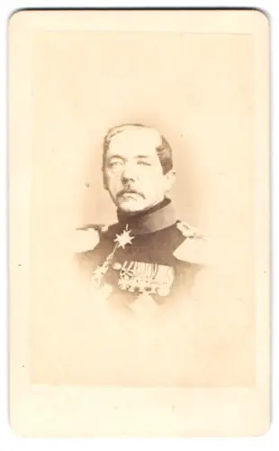 Fotografie unbekannter Fotograf und Ort, General von Voigts-Rhetz mit Pour le Merite