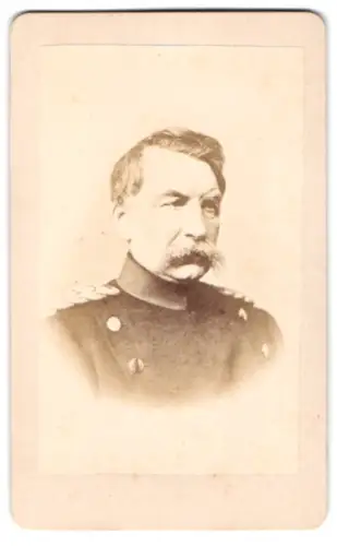 Fotografie unbekannter Fotograf und Ort, General von Alvensleben I im Überrock