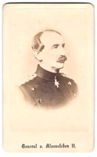 Fotografie unbekannter Fotograf und Ort, General von Alvensleben II im Überrock mit Pour le Merite