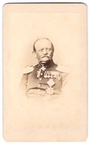 Fotografie unbekannter Fotograf und Ort, General von Fransecky mit Pour le Merite, Orden vom Zähringer Löwen