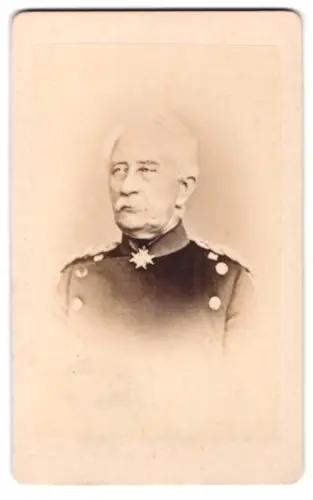 Fotografie unbekannter Fotograf und Ort, General von Steinmetz im Überrock mit Pour le Merite