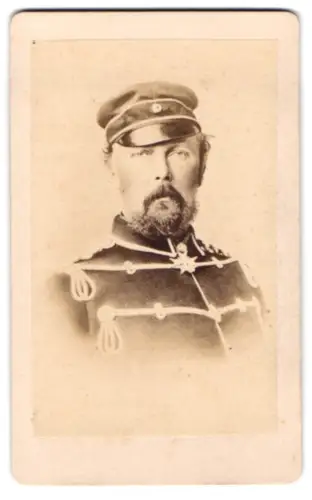 Fotografie unbekannter Fotograf und Ort, Prinz Friedrich Carl von Preussen in Husaren-Attila mit Pour le Merite