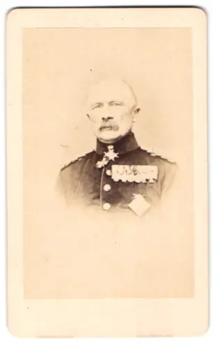 Fotografie unbekannter Fotograf und Ort, General von Sperling mit Pour le Merite, grosser Ordensspange u. Bruststern