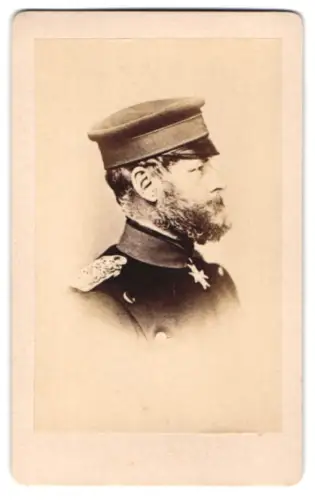 Fotografie unbekannter Fotograf und Ort, Generalmajor von Stiehle im Überrock mit Schirmmütze und Pour le Merite